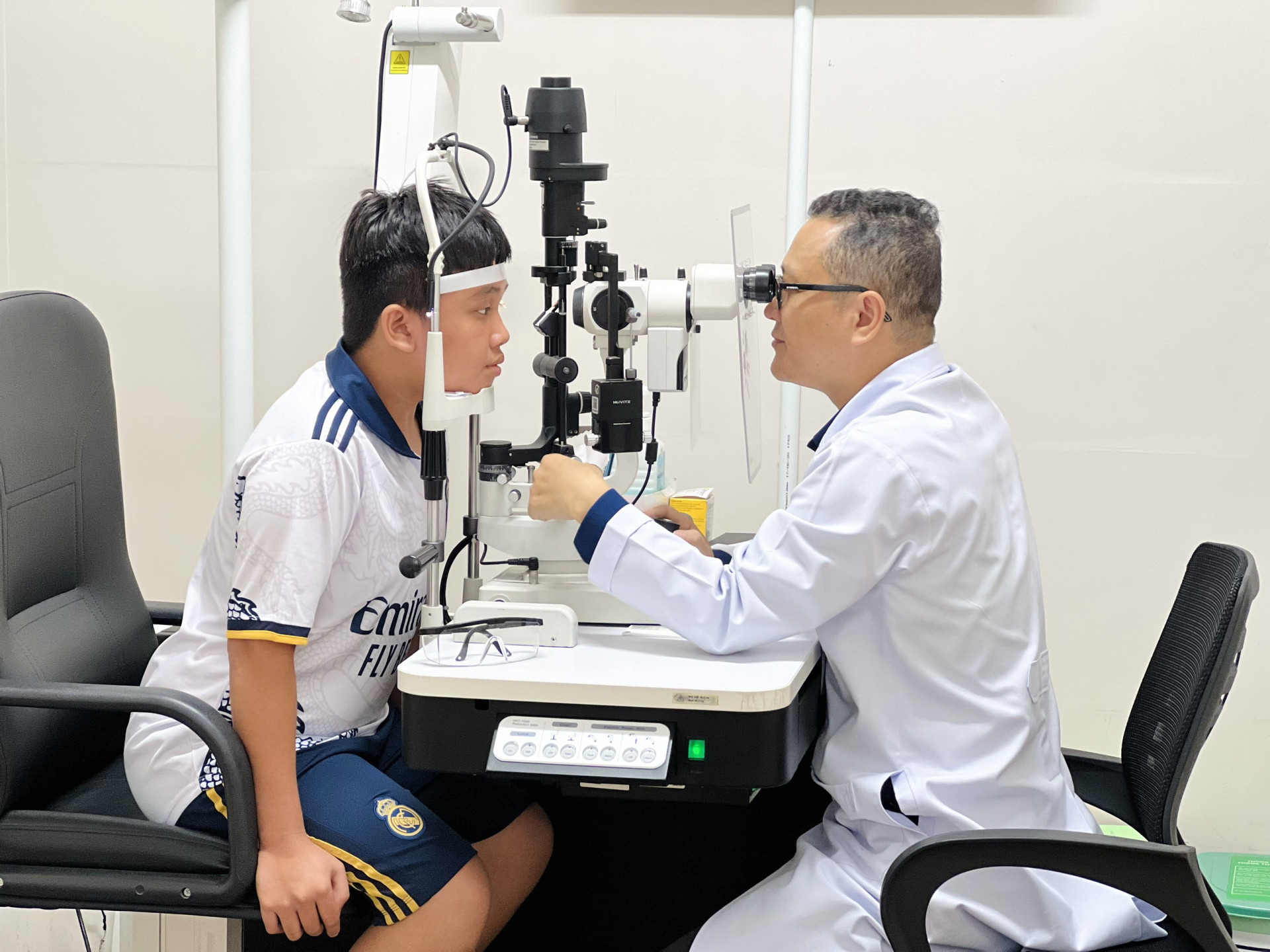 Bệnh viện Mắt Sài Gòn Nha Trang: Phẫu thuật thành công cho bệnh nhi bị vỡ thủy tinh thể kèm dị vật nội nhãn