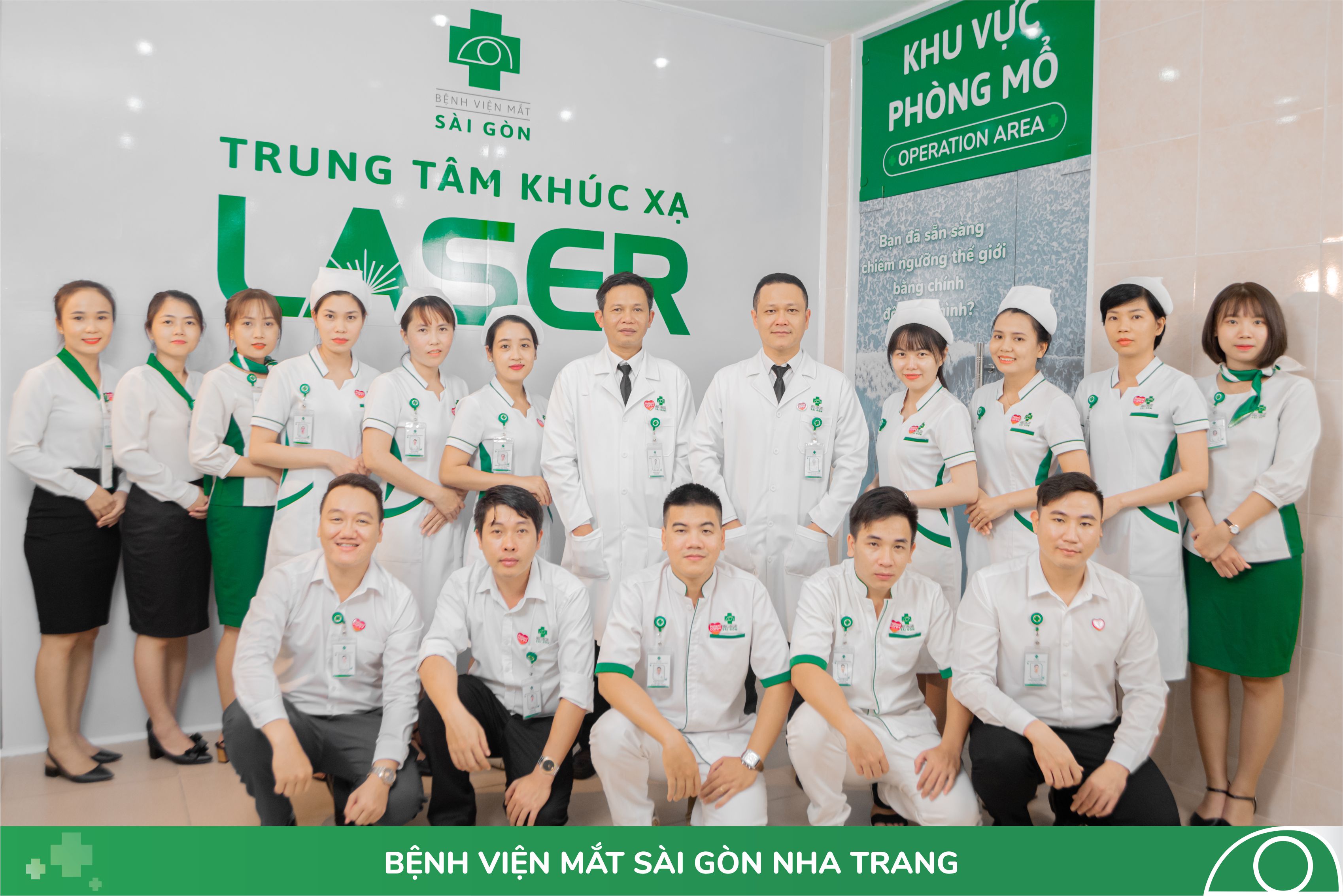 ( Đội ngũ nhân viên y tế Bệnh viện Mắt Sài Gòn Nha Trang )