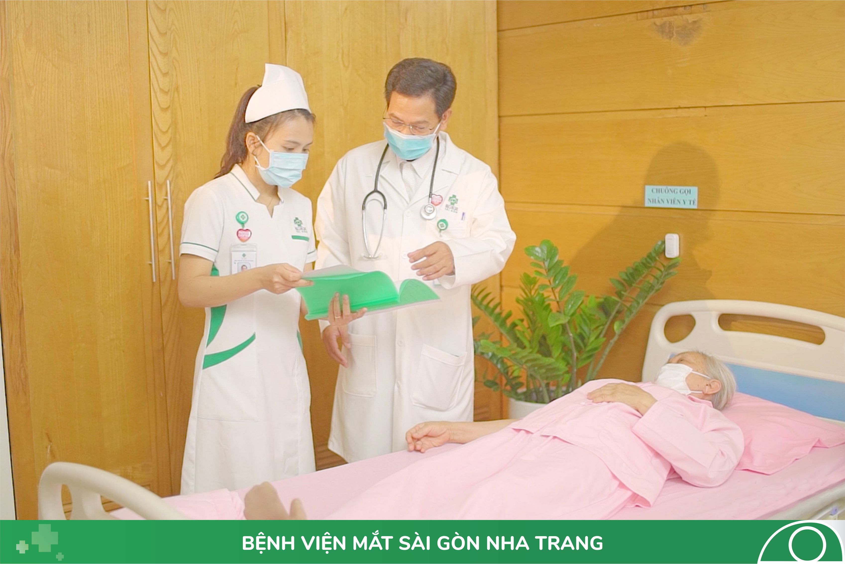 (Người bệnh phẫu thuật đục thủy tinh thể theo yêu cầu tại Bệnh viện Mắt Sài Gòn Nha Trang)